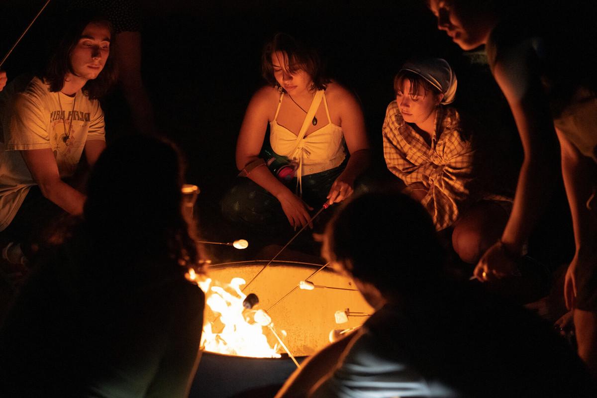 在NSO期间，学生们在夏延山州立公园的快速旅行中享受着篝火的温暖, 由户外教育在周三组织, 08/23/23. Mila Naumovska 26 /赌博正规的十大网站.
